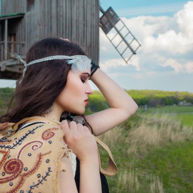 Açık etnik Köyü Pirogovo Kiev Ukrayna yeşil alanında uzun siyah saçlı genç güzel kız