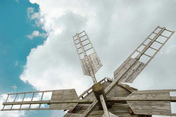 Moulin en bois dans le village historique national ukrainien de falk en plein air à Kiev — Photo