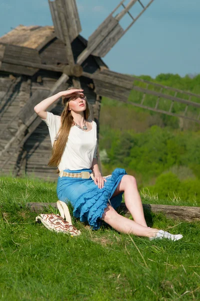 Açık etnik Köyü Pirogovo Kiev Ukrayna yeşil alanında uzun saçlı genç güzel sarışın kız — Stok fotoğraf