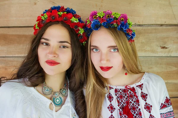 Deux jeunes belles filles aux cheveux longs en blouses ukrainiennes et dans une couronne dans un village ethnique extérieur Pirogovo à Kiev Ukraine — Photo