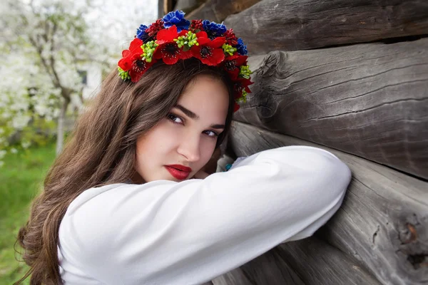 Jeune belle fille avec de longs cheveux noirs en chemisier ukrainien et dans une couronne dans le village ethnique extérieur Pirogovo à Kiev Ukraine — Photo