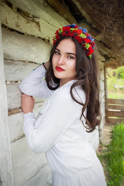 Jeune belle fille avec de longs cheveux noirs en chemisier ukrainien et dans une couronne dans le village ethnique extérieur Pirogovo à Kiev Ukraine — Photo
