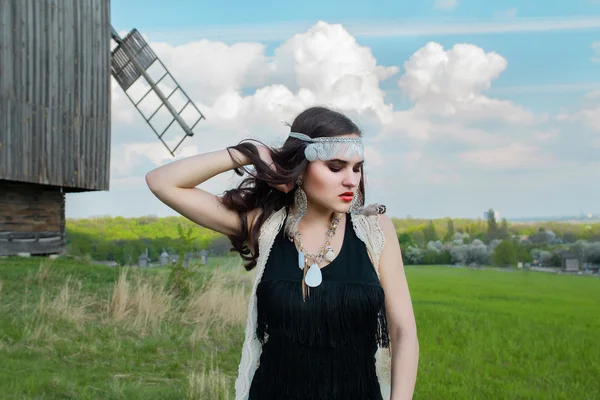 Młoda piękna dziewczyna o długich ciemnych włosach w zielone pole w odkrytym etniczne wioski Pirogovo w Kijowie na Ukrainie — Zdjęcie stockowe