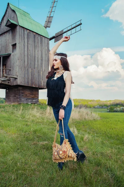 Junge schöne Mädchen mit langen dunklen Haaren im grünen Feld im Freien ethnischen Dorf pirogovo in Kiew Ukraine — Stockfoto