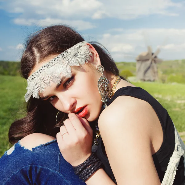 年轻漂亮的女孩，用长长的黑发在绿色的原野，在室外民族村寨在基辅乌克兰 Pirogovo — 图库照片