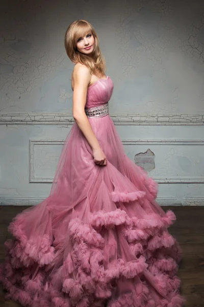 uzun pembe genç güzel kız portresi elbise beyaz odada