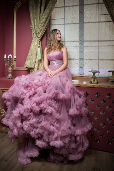 Retrato de menina bonita jovem em vestido rosa longo — Fotografia de Stock