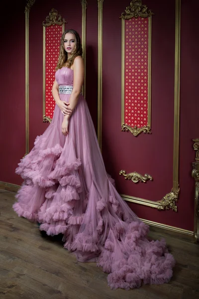 Retrato de menina bonita jovem em vestido rosa longo — Fotografia de Stock