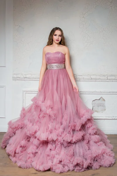 uzun pembe elbiseli genç güzel kız portresi