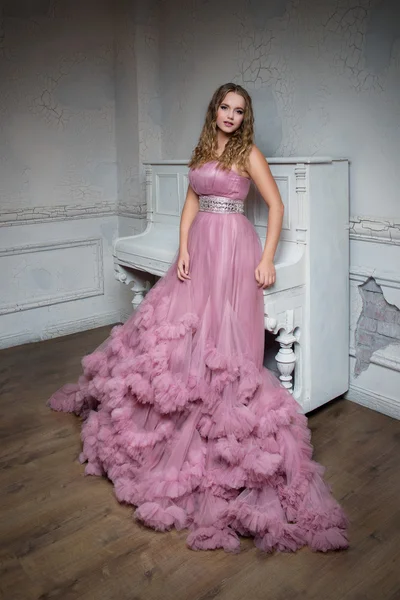 Retrato de menina bonita jovem em vestido rosa longo — Fotografia de Stock