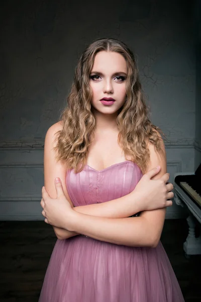 Porträtt av ung vacker flicka i långa rosa klänning — Stockfoto