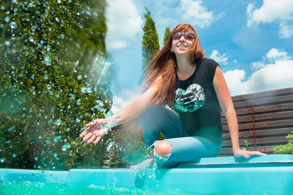 아름다운 웃음을 짓고 있는 빨간 머리젊은 여자 수영장 근처 — 스톡 사진