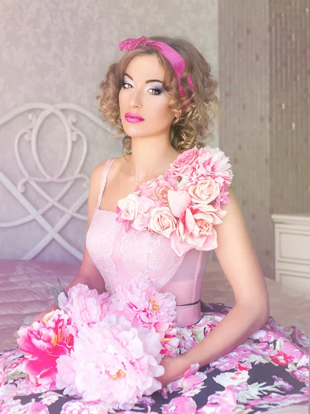 Porträtt av ung kvinna i färgglada klänning med blommor på den i dockan stil — Stockfoto