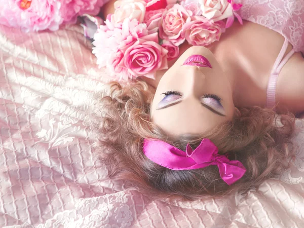 Retrato de jovem mulher em vestido colorido com flores sobre ele em estilo de boneca — Fotografia de Stock