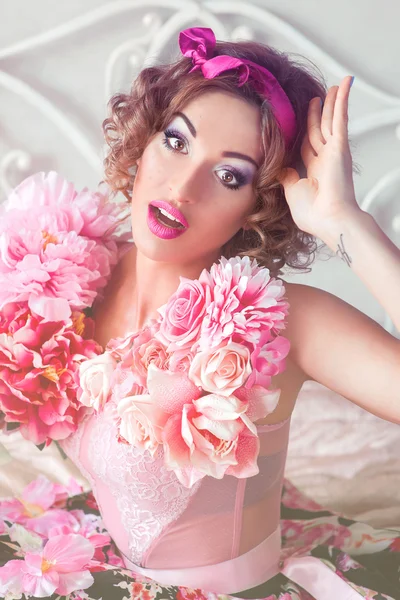 Retrato de mujer joven en vestido colorido con flores en él en estilo de muñeca — Foto de Stock