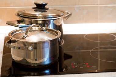 Mutfakta sıcak bir tabak üzerinde siyah metal tava