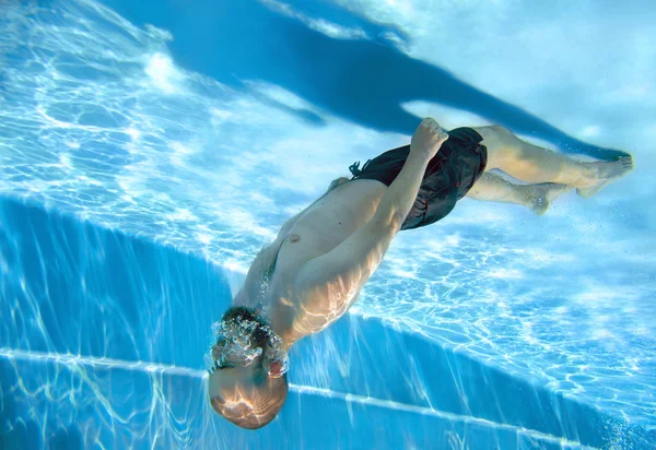 Bearded man dives underwater — 图库照片