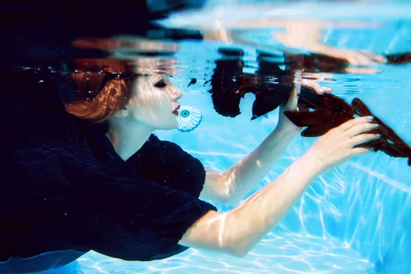 Donna sott'acqua in piscina — Foto Stock