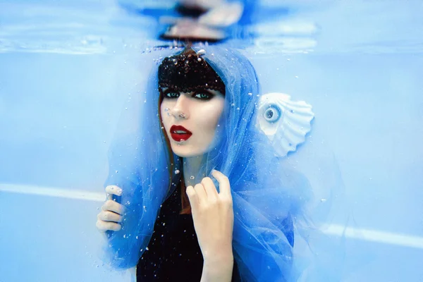 Mujer bajo el agua en la piscina — Foto de Stock