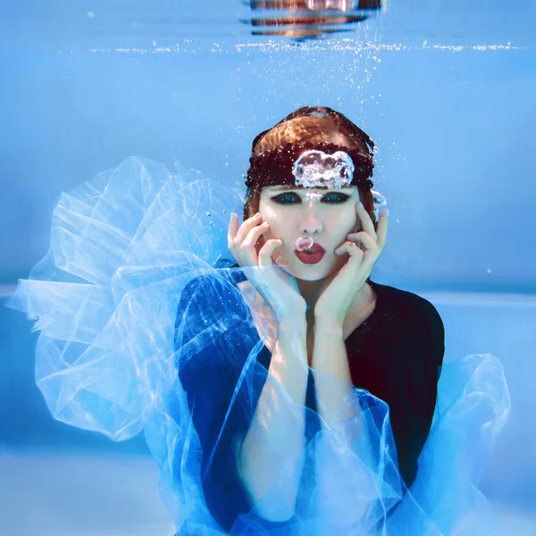 Femme sous l'eau dans la piscine — Photo