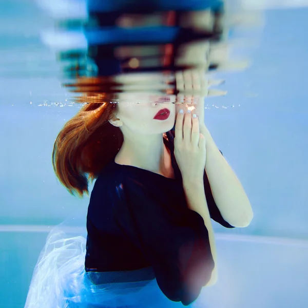 Mulher elegante subaquática na piscina Imagens Royalty-Free