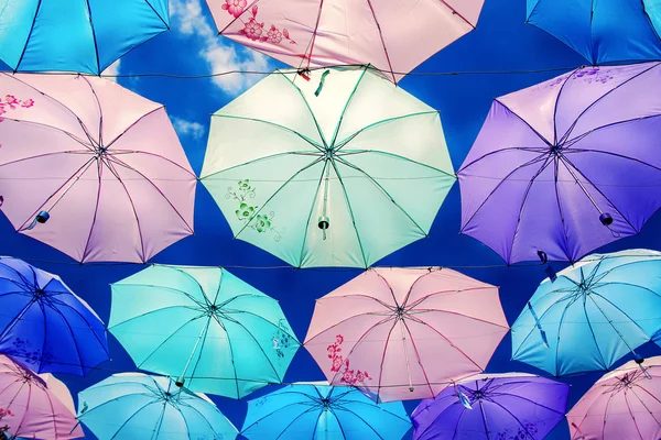 Färgglada paraplyer bakgrund. — Stockfoto