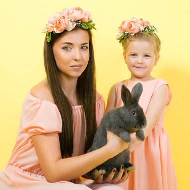 güzel genç anne ve kızı  