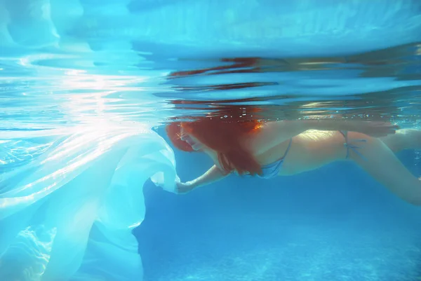 Mooie roodharige meisje in open zwembad — Stockfoto