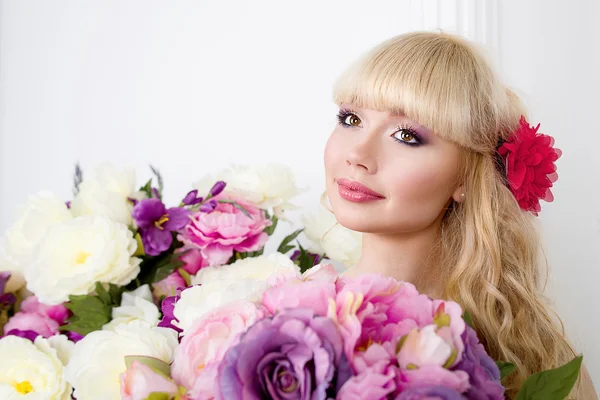 Meisje portret in Lentebloemen — Stockfoto