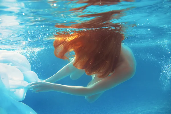 Όμορφη κοκκινομάλλα κοπέλα στην ανοιχτή πισίνα — Φωτογραφία Αρχείου
