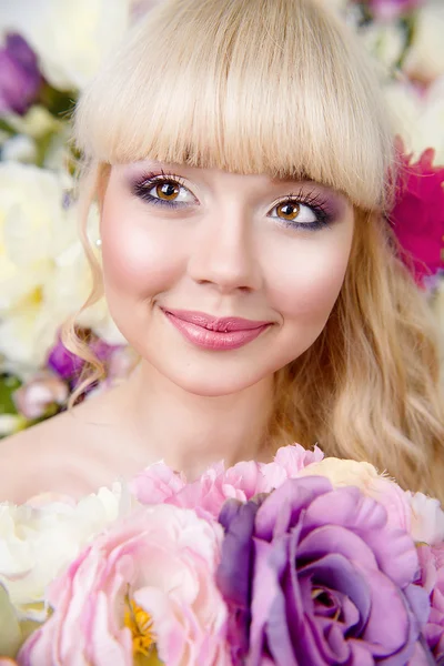 Retrato de menina jovem em flores de primavera — Fotografia de Stock