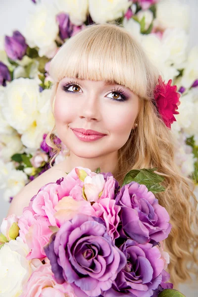Retrato de menina jovem em flores de primavera — Fotografia de Stock