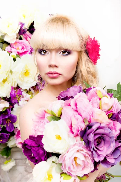 Retrato de menina jovem em flores de primavera — Fotografia de Stock