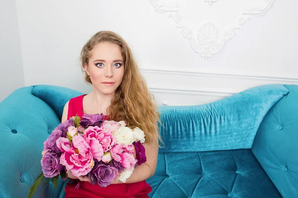 Ragazza bionda con fiori primaverili — Foto Stock