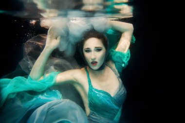 güzel kadın sualtı dans  