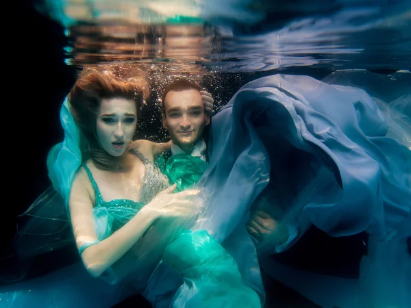 Mooie paar onderwater dansen — Stockfoto