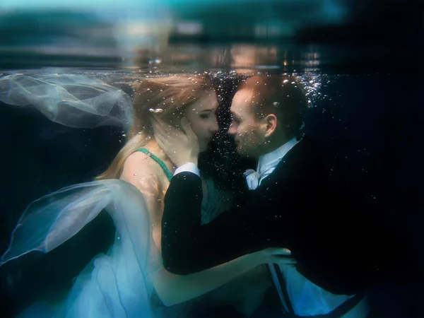 Nádherný pár tančící pod vodou — Stock fotografie