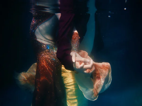 Güzel çift su altında dans — Stok fotoğraf