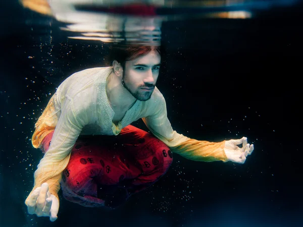 Um tiro subaquático de um homem numa piscina — Fotografia de Stock