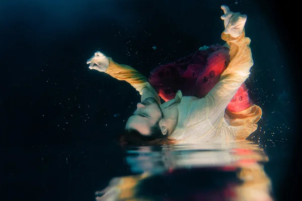 Unterwasseraufnahme eines Mannes in einem Schwimmbad — Stockfoto