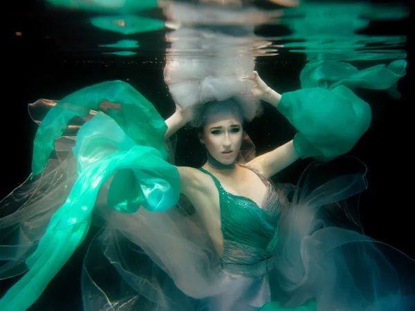 Fille en robe verte sous l'eau — Photo