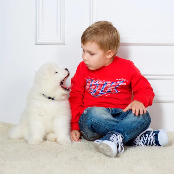 Boy with white puppy — Stock Photo, Image