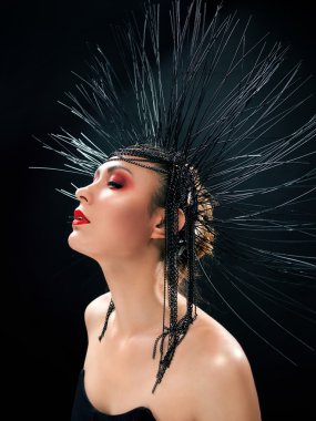 Kırmızı dudaklar ve siyah taç kadın ile