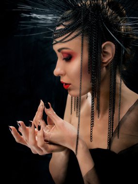   kadın kırmızı dudaklar ile cadı gibi 