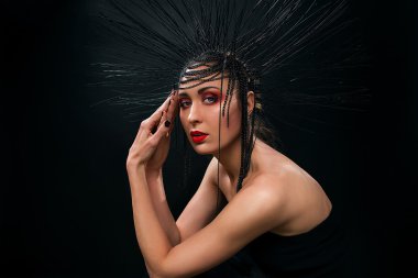   kadın kırmızı dudaklar ile cadı gibi  