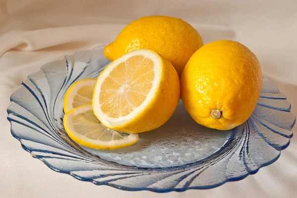 Sárga citromot a pohár tányér — Stock Fotó