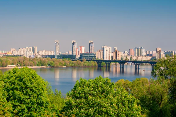 Міський пейзаж в сонячний день, Київ — стокове фото