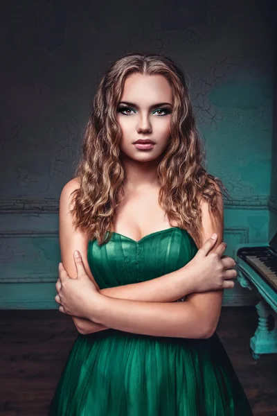  zengin uzun yeşil elbiseli kız  