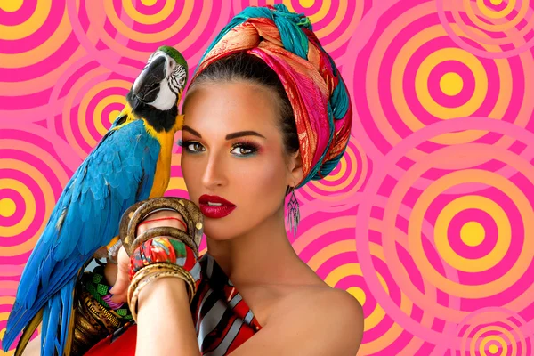Жінка в африканському стилі з папугою ара — стокове фото