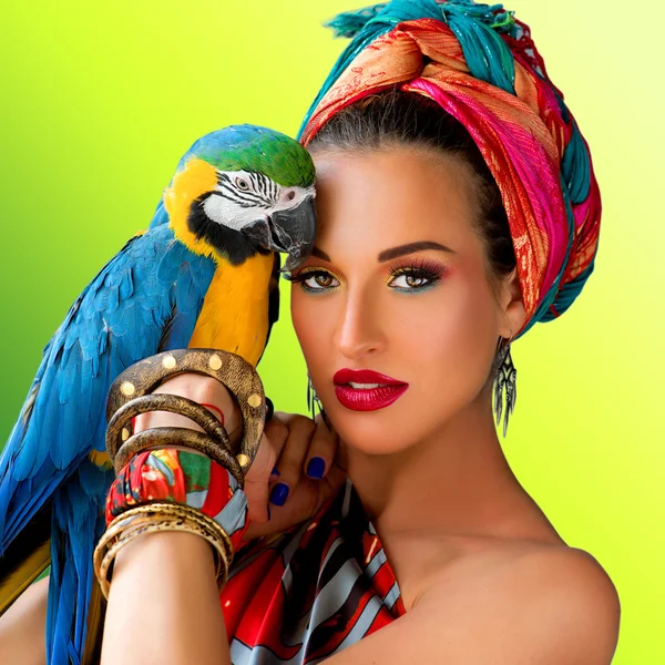 Mulher em estilo africano com ara papagaio — Fotografia de Stock